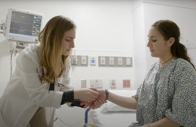 Кодирование Аквилонг в Дегтярске Врач держит пациентку за руку