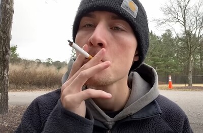 Лечение зависимости от табакокурения в Дегтярске Мужчина с сигаретой делает затяжку