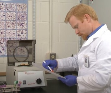 Клиника лечения наркозависимости в Дегтярске Врач в кабинете клиники