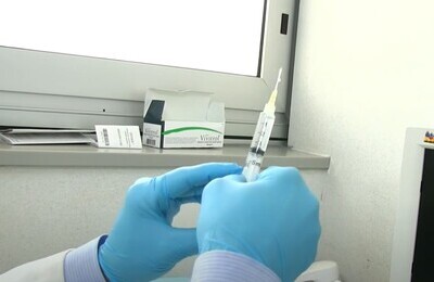 Проведение кодирования Вивитролом в Дегтярске Шприц с Вивитролом в руках у врача